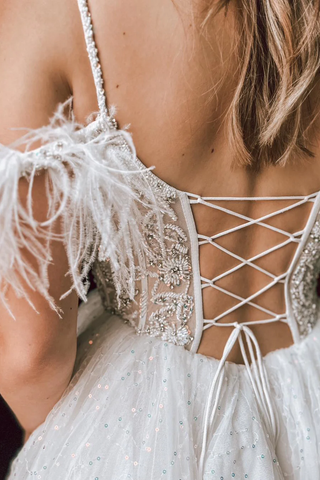 Vestido de fiesta blanco con hombros descubiertos y cuentas, modelo Y2826