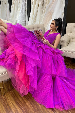 Robe de bal trapèze en tulle à volants et col en V