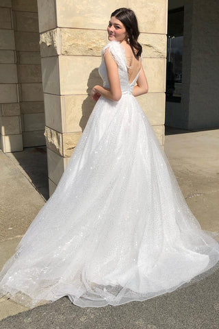 Robe de bal trapèze en tulle à sequins, col en V et fente.