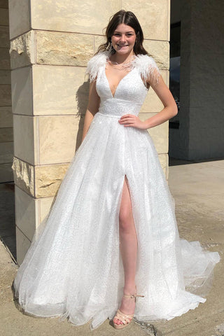 Robe de bal trapèze en tulle à sequins, col en V et fente.