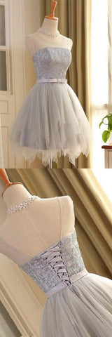 Vestido corto de fiesta gris de tul sin mangas, corte en A, escote redondo y encaje. 