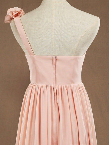 Robe de demoiselle d'honneur longue en mousseline de soie, coupe trapèze, bretelles à une fleur, décolleté en cœur 