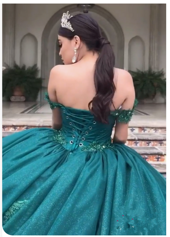 Vestido de quinceañera con hombros descubiertos y brillos, modelo Y608
