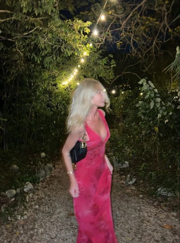 Elegante vestido de noche con estampado floral y escote en V profundo, modelo Y4548