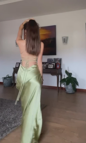 Robe de soirée trapèze vert clair à fines bretelles et fente haute, dos nu, modèle Y8433