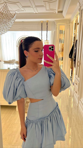 Vestido azul de fiesta con escote irregular y mangas abullonadas Y2532