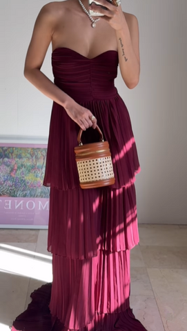 Vestido largo de noche plisado de gasa burdeos sin tirantes con volantes, corte en A, estilo baile de graduación Y8503