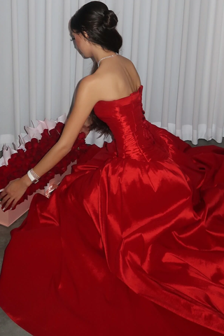 Magnifique robe de soirée rouge bustier fendue, en satin, coupe trapèze, modèle Y8170
