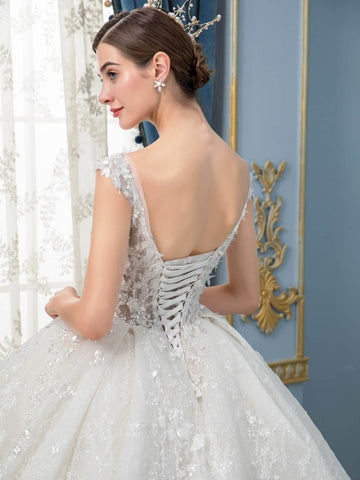 Robe de mariée de style bal, luxueuse, faite à la main, avec perles, longueur au sol, sans manches, longue traîne 