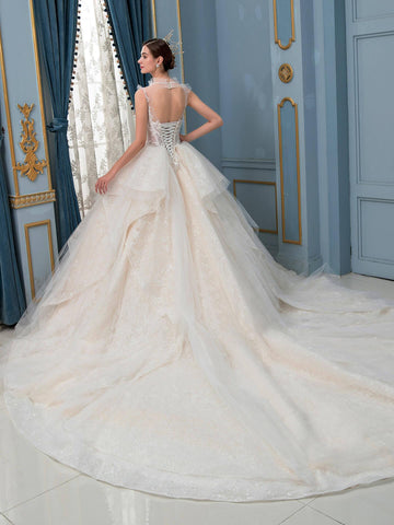 Robe de mariée de style bal, luxueuse, faite à la main, avec perles, longueur au sol, sans manches et longue traîne 