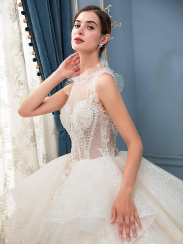 Robe de mariée de style bal, luxueuse, faite à la main, avec perles, longueur au sol, sans manches et longue traîne 