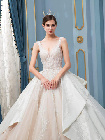 Robe de mariée de style bal, luxueuse, faite à la main, avec perles, longueur au sol, sans manches et longue traîne 