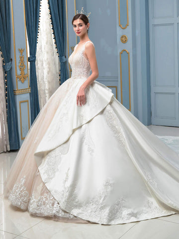 Robe de mariée de style bal, luxueuse, faite à la main, avec perles, longueur au sol, sans manches et longue traîne 
