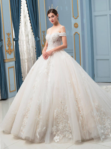 Robe de mariée de style bal, luxueuse, faite à la main, avec perles, longueur au sol, épaules dénudées et longue traîne 