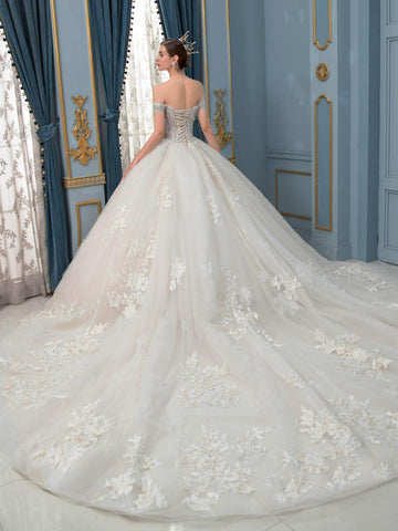 Robe de mariée de style bal, luxueuse, faite à la main, avec perles, longueur au sol, épaules dénudées et longue traîne 