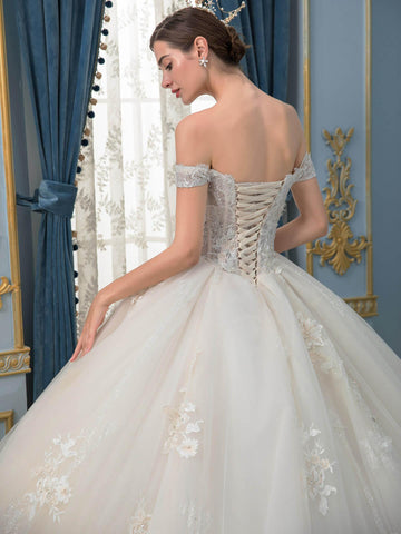 Robe de mariée de style bal, luxueuse, faite à la main, avec perles, longueur au sol, épaules dénudées et longue traîne 