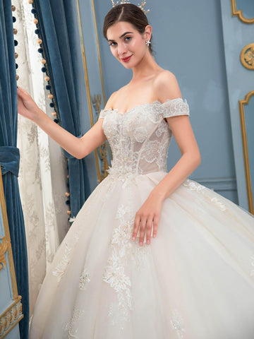 Robe de mariée de style bal, luxueuse, faite à la main, avec perles, longueur au sol, épaules dénudées et longue traîne 