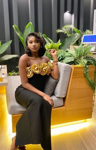 Precioso vestido largo de noche negro con hombros descubiertos y flores, estilo sirena, modelo Y8476