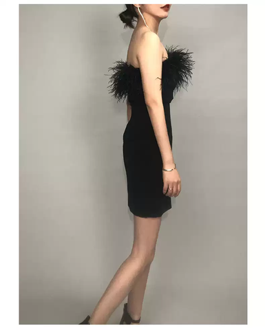 Robe moulante noire courte à épaules dénudées et plumes pour femme, fendue sur le côté, idéale pour une soirée cocktail ou un bal de promo (Y1356)