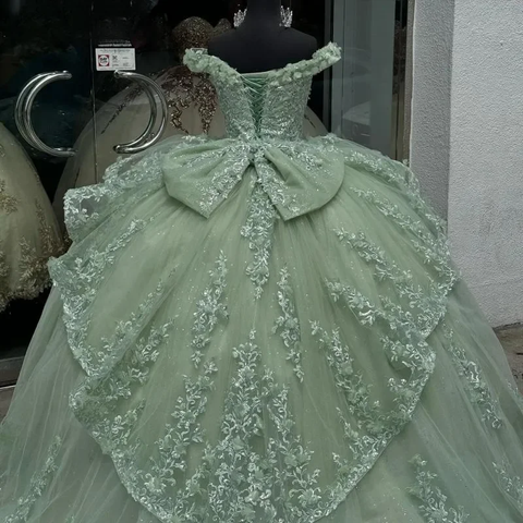 Robe de bal de quinceañera vert menthe luxueuse à épaules dénudées, ornée d'appliqués de tulle, de perles et d'un nœud à volants (Y8125)