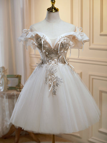 Vestidos cortos de tul con escote en V y hombros descubiertos, estilo chic, ideales para fiestas de bienvenida. 