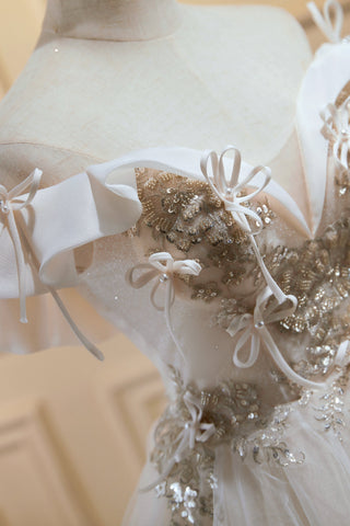 Vestidos cortos de tul con escote en V y hombros descubiertos, estilo chic, ideales para fiestas de bienvenida. 