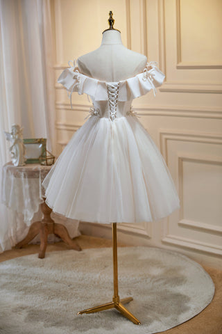 Vestidos cortos de tul con escote en V y hombros descubiertos, estilo chic, ideales para fiestas de bienvenida. 