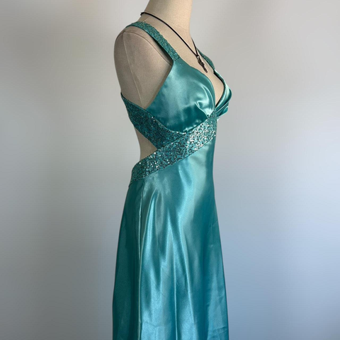 Vestido de fiesta formal azul con escote en V, satén y lentejuelas, sin espalda, modelo Y8548