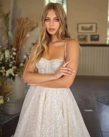 Robe de mariée brillante bohème bustier cœur à sequins, bretelles spaghetti, coupe princesse, suknia slubna 
