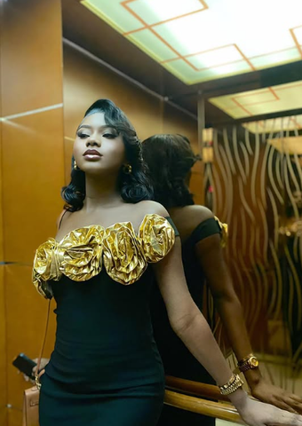 Precioso vestido largo de noche negro con hombros descubiertos y flores, estilo sirena, modelo Y8476