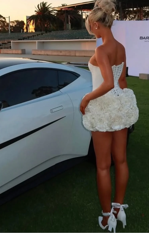 Lindo vestido de cóctel blanco sin tirantes con pliegues y rosas, de satén, ajustado, mini, para fiesta de bienvenida Y8282