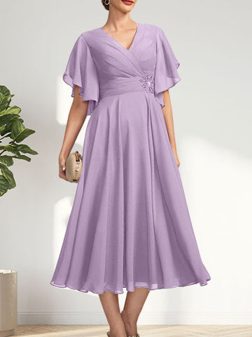 Vestido de corte A, escote en V, largo té, de gasa, para la madre de la novia, con plisados ​​y cuentas.