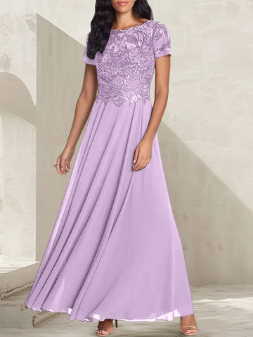 Vestido largo de corte A, color gris carbón, con escote redondo y detalles de pedrería, ideal para la madre de la novia.