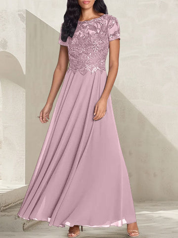 Vestido largo de corte A, color gris carbón, con escote redondo y detalles de pedrería, ideal para la madre de la novia.