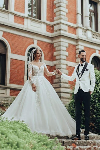 Luxurious Long White Scoop Neck A-Line Tulle Lace Wedding Dress With Sleeves