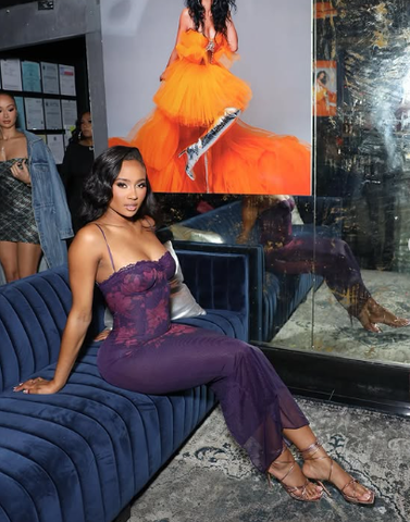 Vestido de noche de corte sirena, con tirantes finos, encaje, gasa y estampado floral, color morado, modelo Y8245