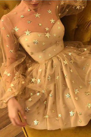 Vestido corto de fiesta único, de manga larga, con cuello corto transparente y estampado de estrellas.
