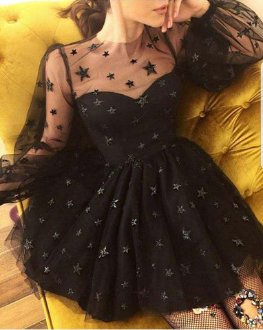 Vestido corto de fiesta único, de manga larga, con cuello corto transparente y estampado de estrellas.