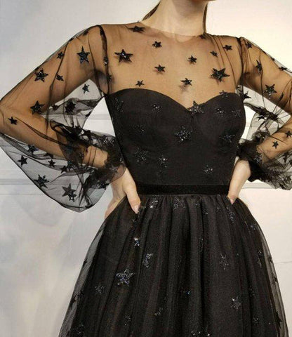 Vestido corto de fiesta único, de manga larga, con cuello corto transparente y estampado de estrellas.