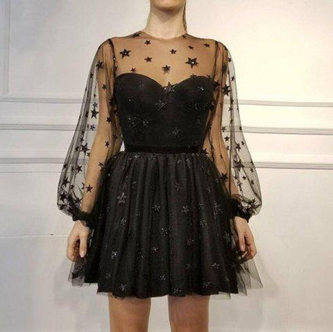 Vestido corto de fiesta único, de manga larga, con cuello corto transparente y estampado de estrellas.