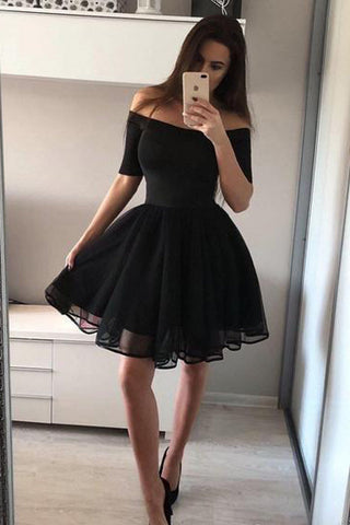 Vestido negro de fiesta de bienvenida con hombros descubiertos y corte en A. Elegante vestido negro corto.