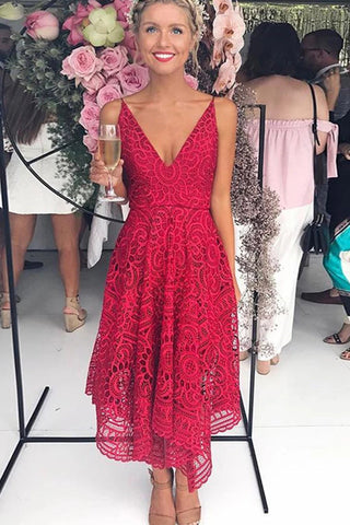 Vestidos de dama de honor sencillos de encaje rojo con escote en V profundo y tirantes finos