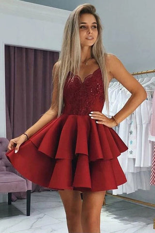Lindos vestidos cortos de fiesta color burdeos con escote en V, tirantes finos y por encima de la rodilla