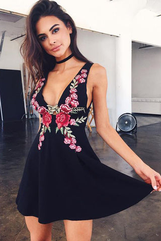 Lindo vestido corto negro sencillo de corte A con escote en V y espalda descubierta para baile de bienvenida