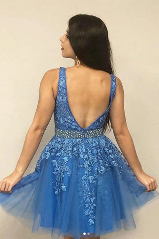 Robe de bal courte bleue à col en V et coupe trapèze, ornée d'appliqués