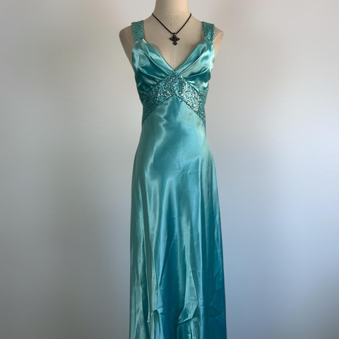 Vestido de fiesta formal azul con escote en V, satén y lentejuelas, sin espalda, modelo Y8548