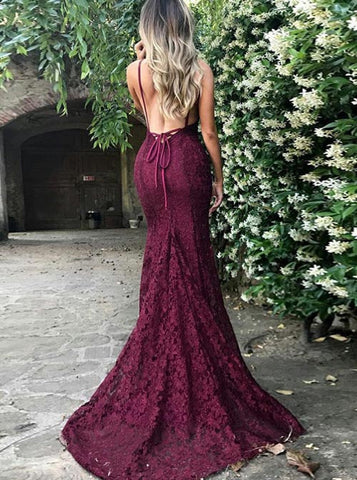 Robe de bal sirène bordeaux en dentelle, bretelles spaghetti, décolleté en V et traîne