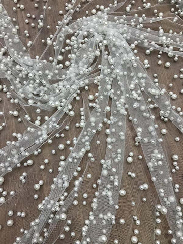 Vestido largo de fiesta color lavanda, modesto, de tul, con tirantes finos y perlas, con abertura.