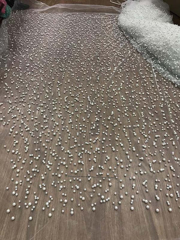 Vestido largo de fiesta color lavanda, modesto, de tul, con tirantes finos y perlas, con abertura.