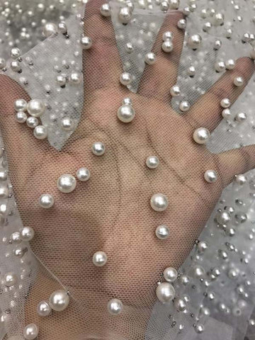 Vestido largo de fiesta color lavanda, modesto, de tul, con tirantes finos y perlas, con abertura.